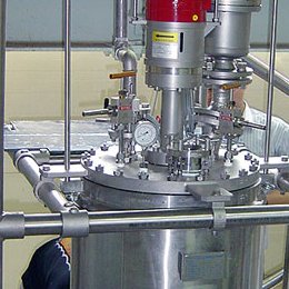 Reator de 100 litros, pressão de 40 bar com destilação superior