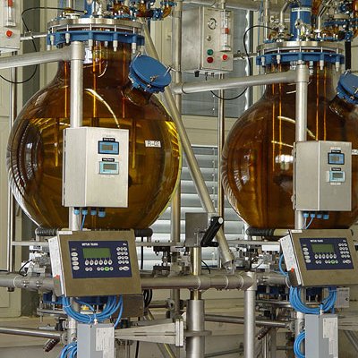 Reatores de 200 L com sistema de pesagem integrado para áreas classificadas ATEX