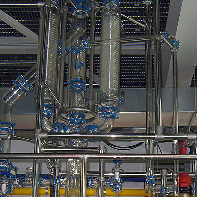Bateria de condensadores de vidro e separador de fase