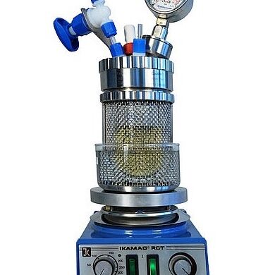miniclave inert - reator de vidro imerso em banho de água acoplado à um hotplate stirrer