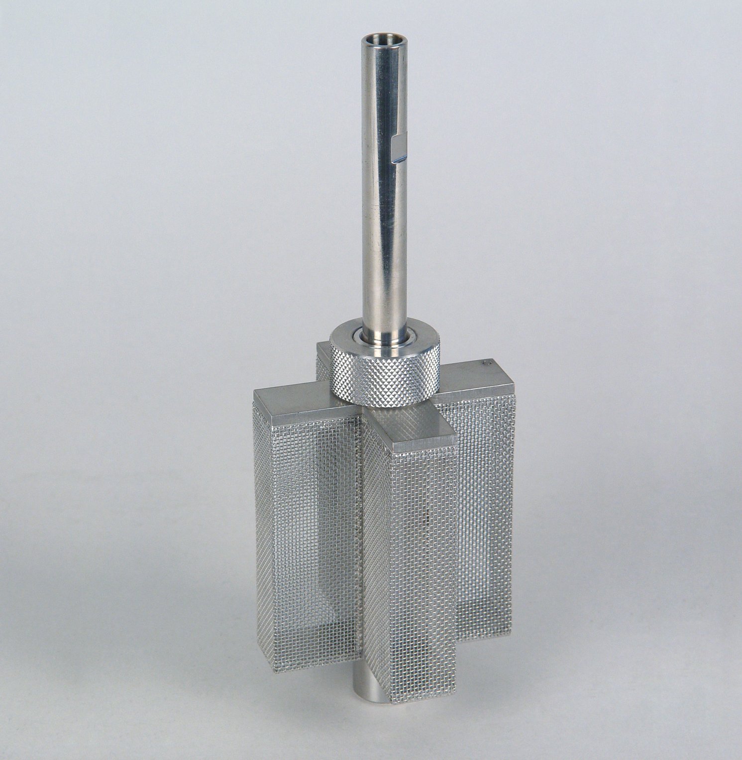 Cesta de catalisador rotatória para pellets