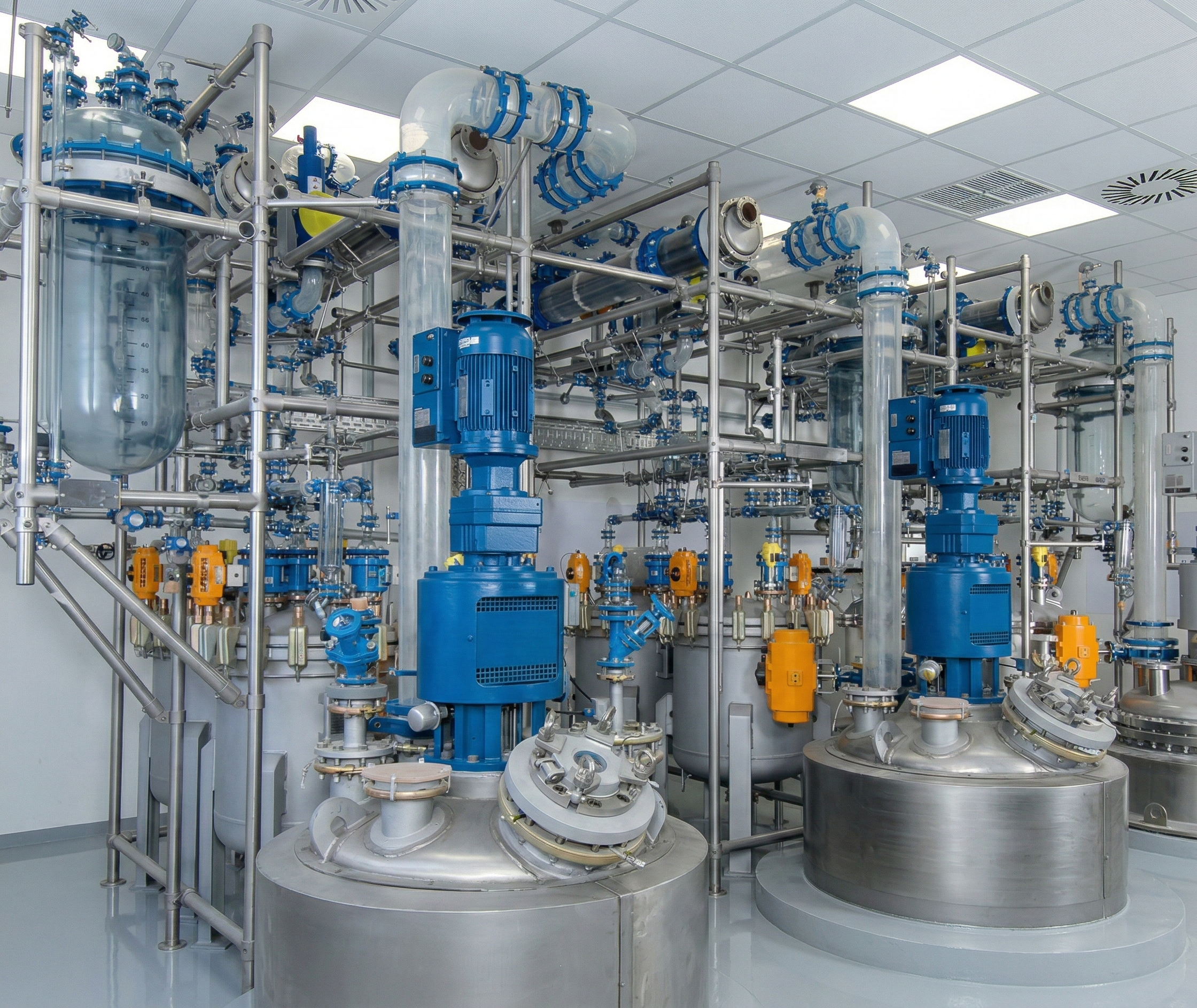 Instalação em conformidade com as BPF para a produção de princípios ativos farmacêuticos, equipada com reatores revestidos a vidro DIN e colunas de destilação com cabeçalho de vidro