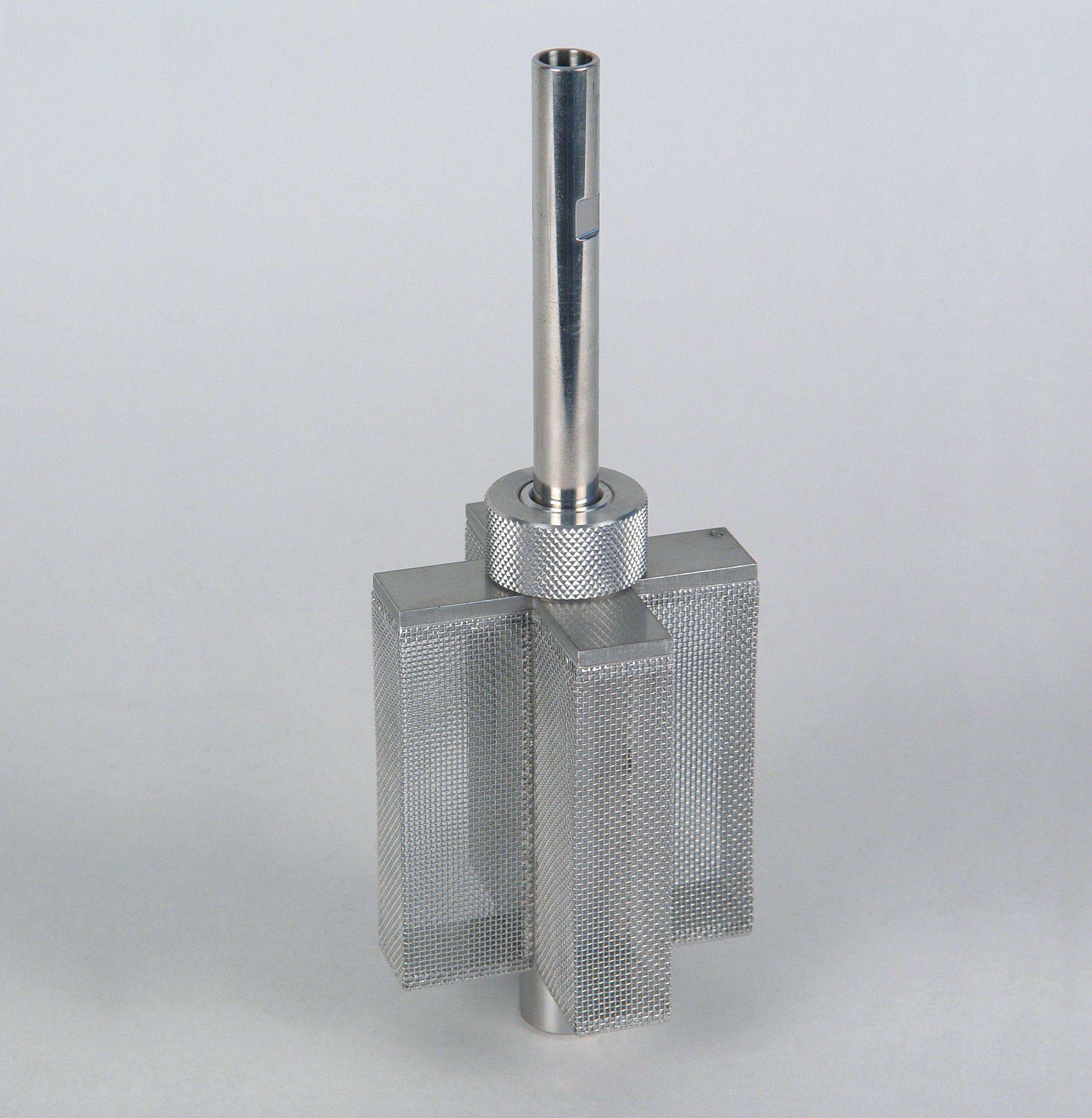 Cesta de catalisador rotatória para pellets